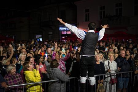 S soncem obsijan drugi festivalski dan 50. Dnevov narodnih noš in oblačilne dediščine v Kamniku (54)